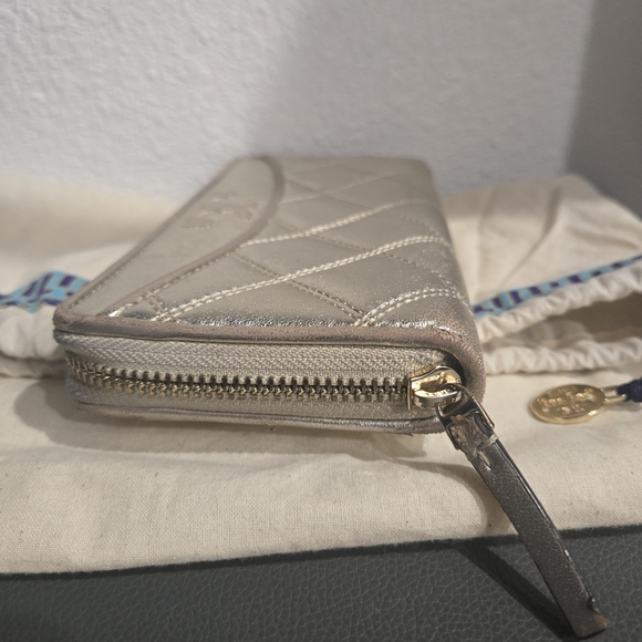 Tory Burch Metallic Quilted Wallet - Picture 4 of 5